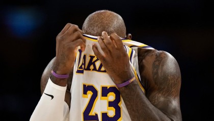 皇冠体育官方入口-末节追分未果，詹姆斯全场19投9中拿下23分5板6助，正负值-7